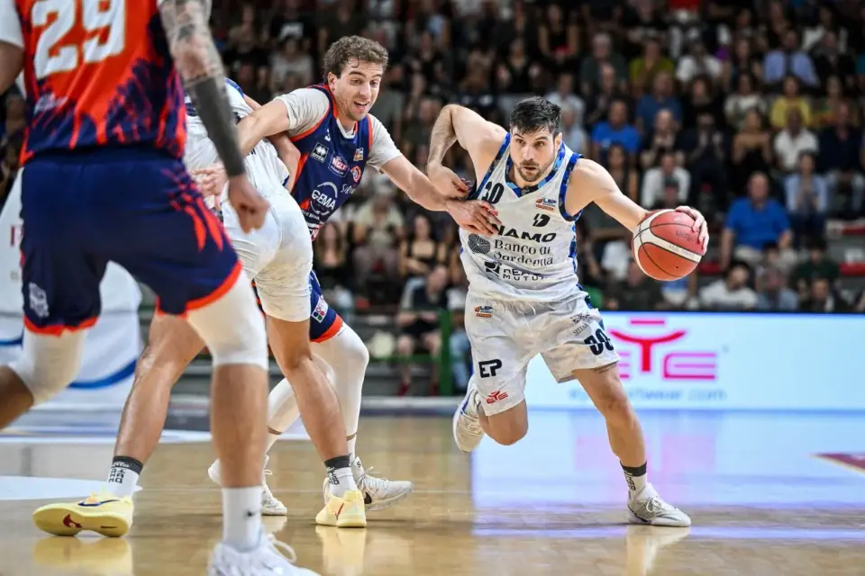 Copertina di Dinamo, debutto casalingo amaro: Montecatini vince 81-72 al PalaSerradimigni
