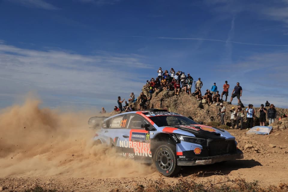 Copertina di Rally Italia Sardegna, Neuville chiude al comando dopo il venerdì
