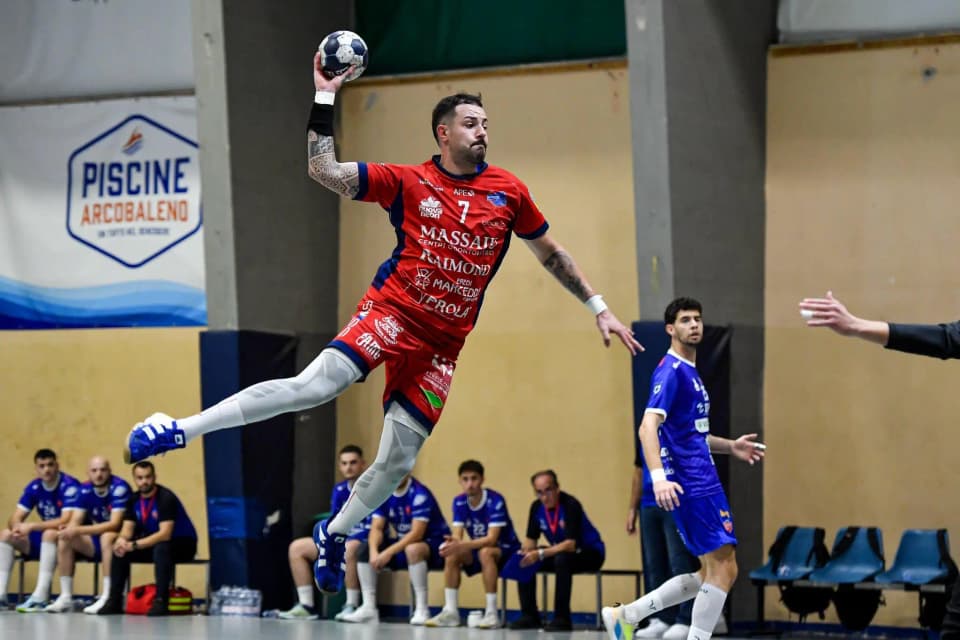 Copertina di Pallamano, la Raimond Sassari batte Molteno 33-19 e resta in vetta