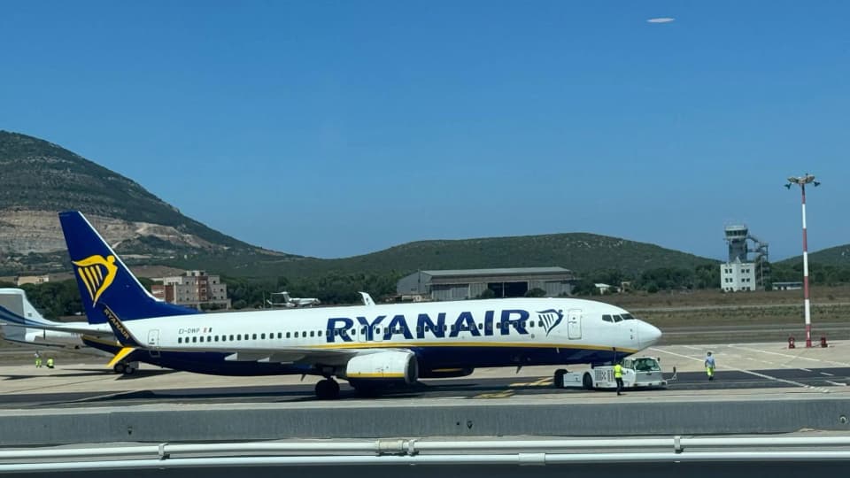 Copertina di Ryanair riduce i voli da Alghero e Olbia per l’inverno 2026