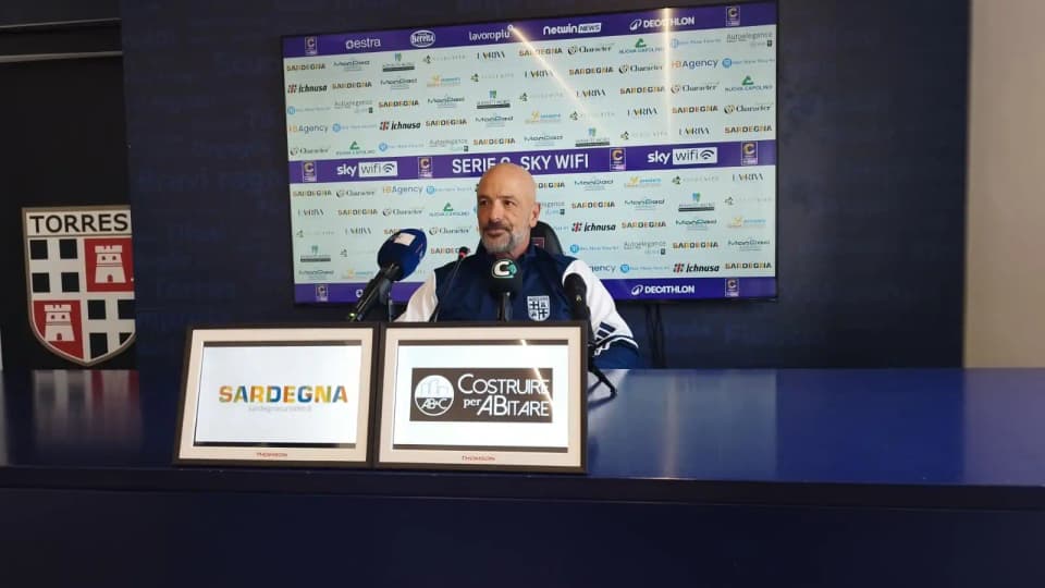 Copertina di Torres, Greco presenta la trasferta contro la Reggiana tra assenze e scelte