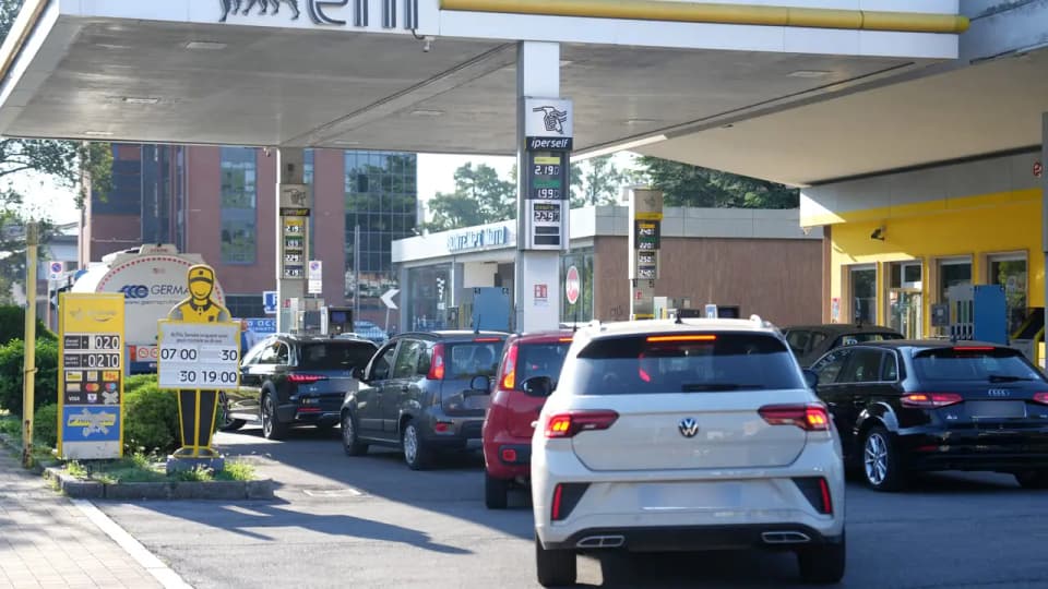 Copertina di Sassari, code alle pompe Eni dopo il tetto al prezzo dei carburanti