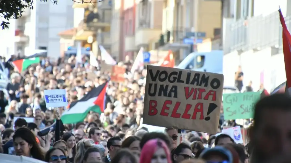 Cover image for Sassari, march for the general strike: at least 3,000 people in the square