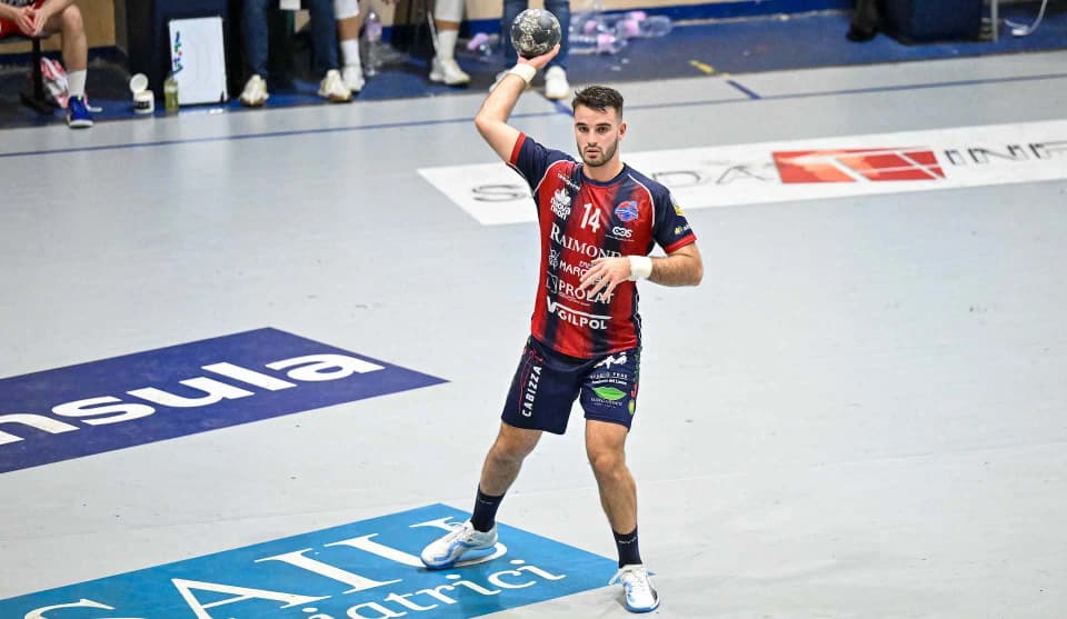 Cover image for Handball, Raimond Sassari flies to Chiaravalle and remains with full points