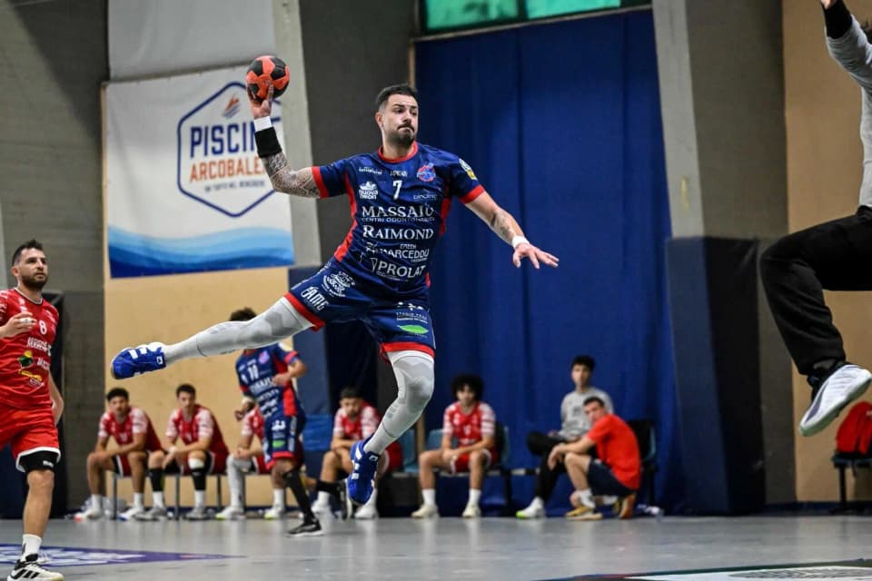 Copertina di Raimond Sassari, vittoria su Conversano e vetta solitaria in Serie A Gold