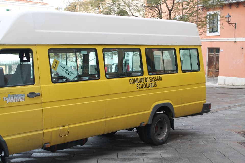 Copertina di Sassari, gli scuolabus tornano a pieno regime dopo i disagi iniziali