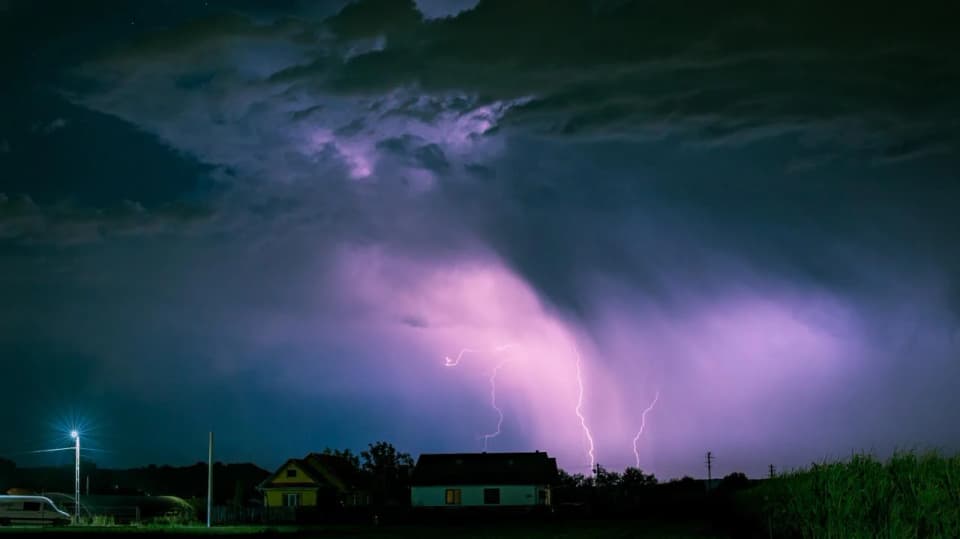 Cover image for Thunderstorms in Sardinia: mistral winds and rough seas