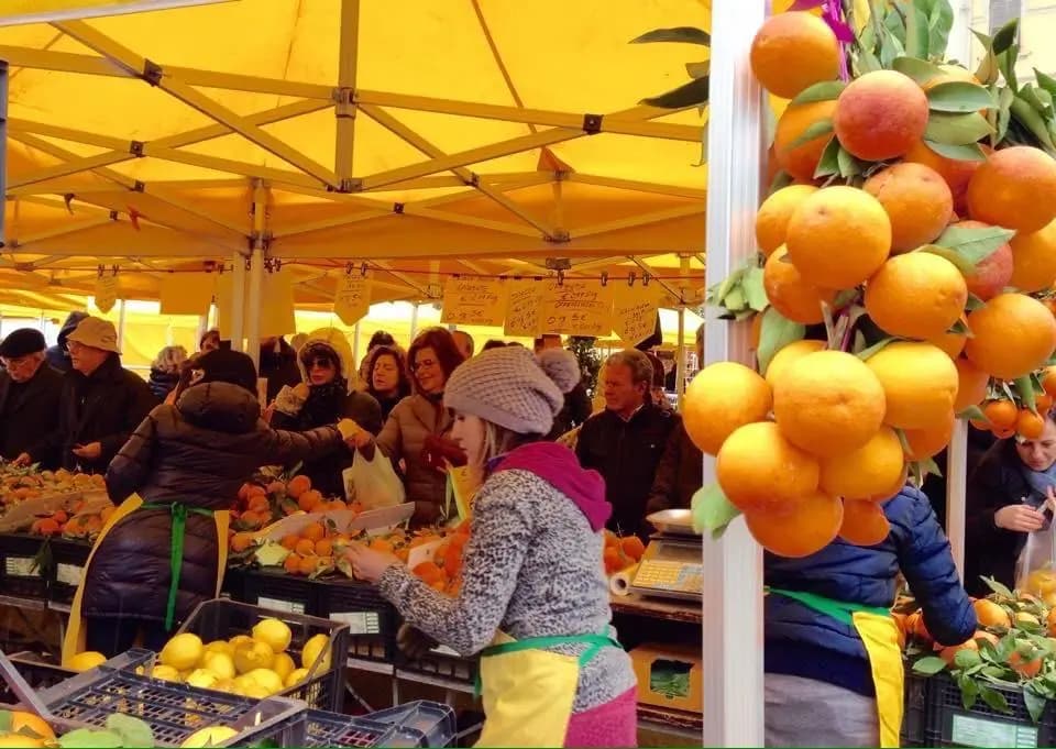 Copertina di Mercati e mercatini di Sassari: giorni, luoghi e cosa trovare